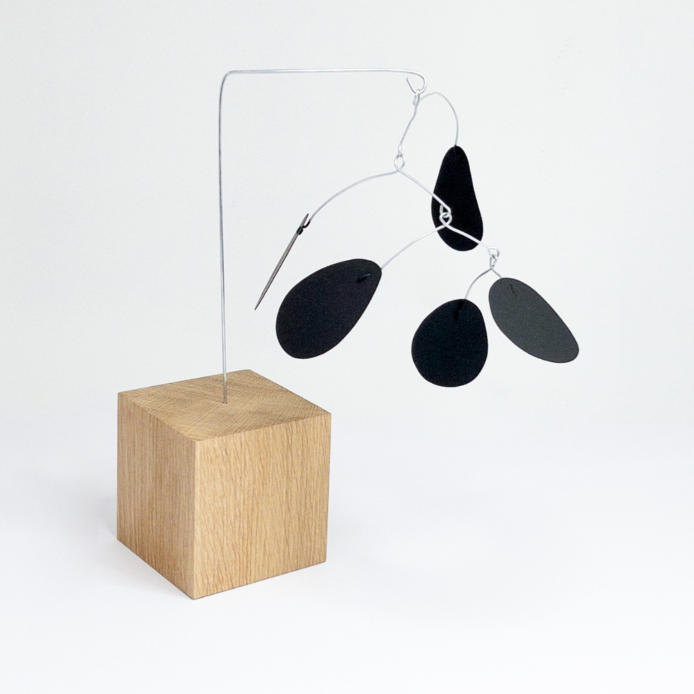 Stabile mobile en métal avec petale noirs et cube en bois de chêne.
