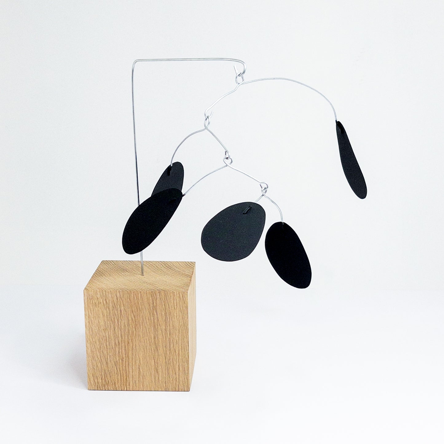 Stabile mobile en métal avec petale noirs et cube en bois de chêne.