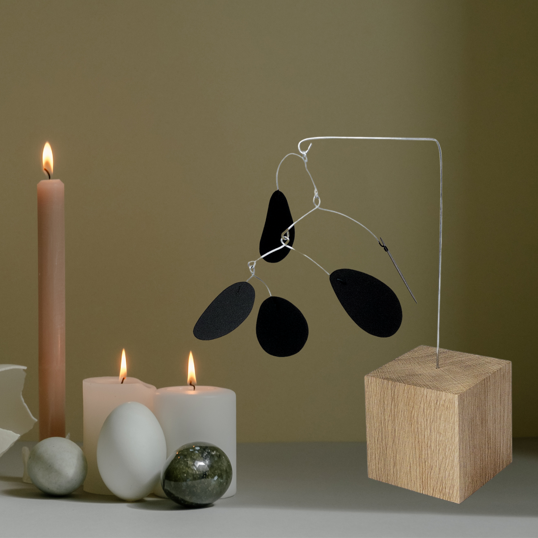 Stabile mobile en métal avec petale noirs et cube en bois de chêne. Décor minimaliste moderne